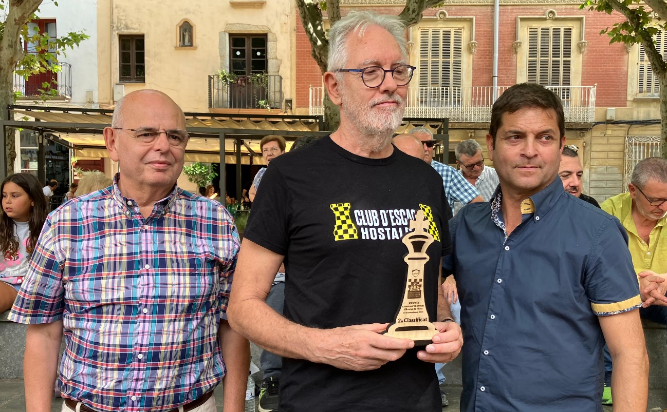 Un grupo de personas posando delante de un edificio El contenido generado por IA puede ser incorrecto.