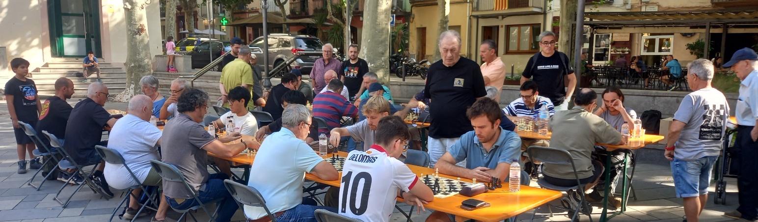 Un grupo de personas sentadas alrededor de una mesa El contenido generado por IA puede ser incorrecto.