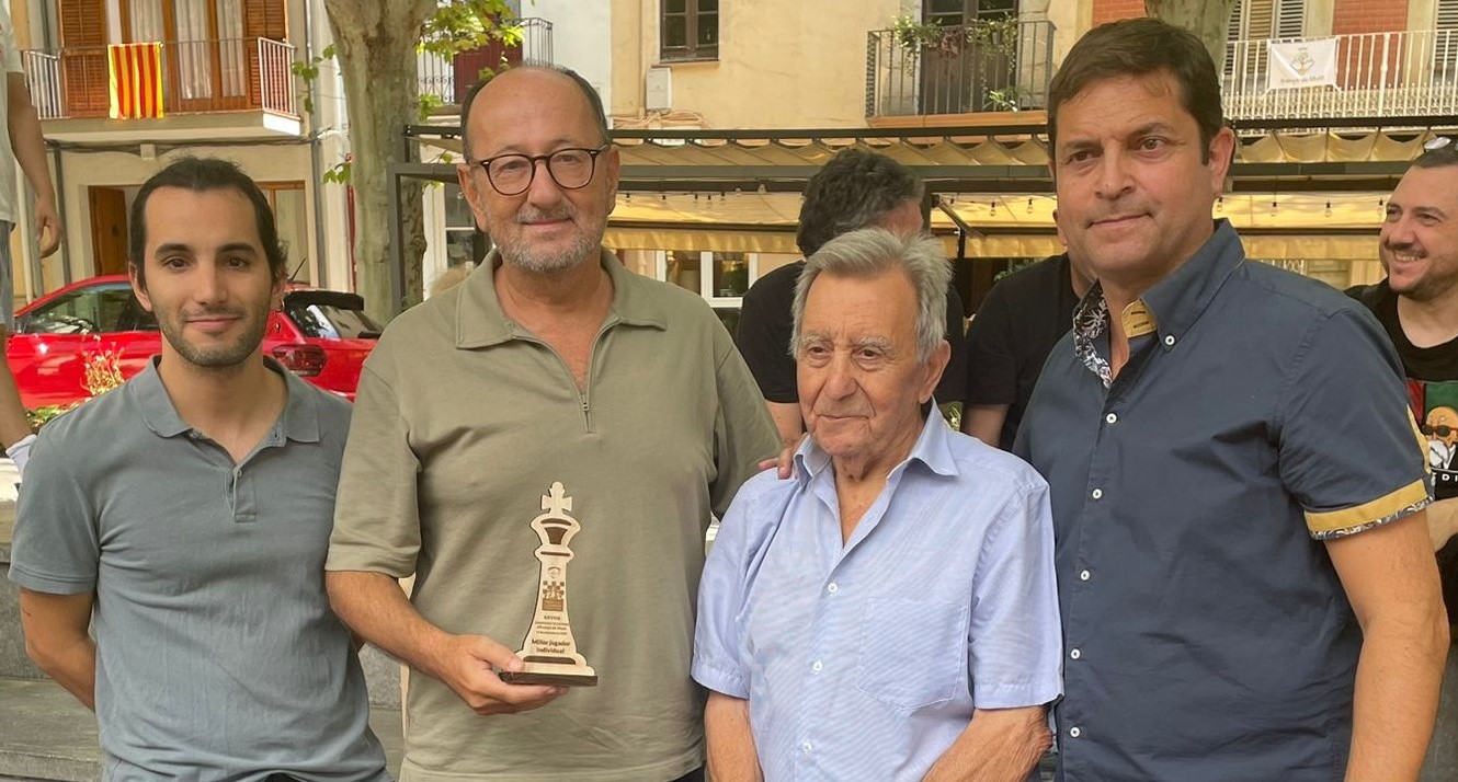 Un grupo de personas sonriendo El contenido generado por IA puede ser incorrecto.