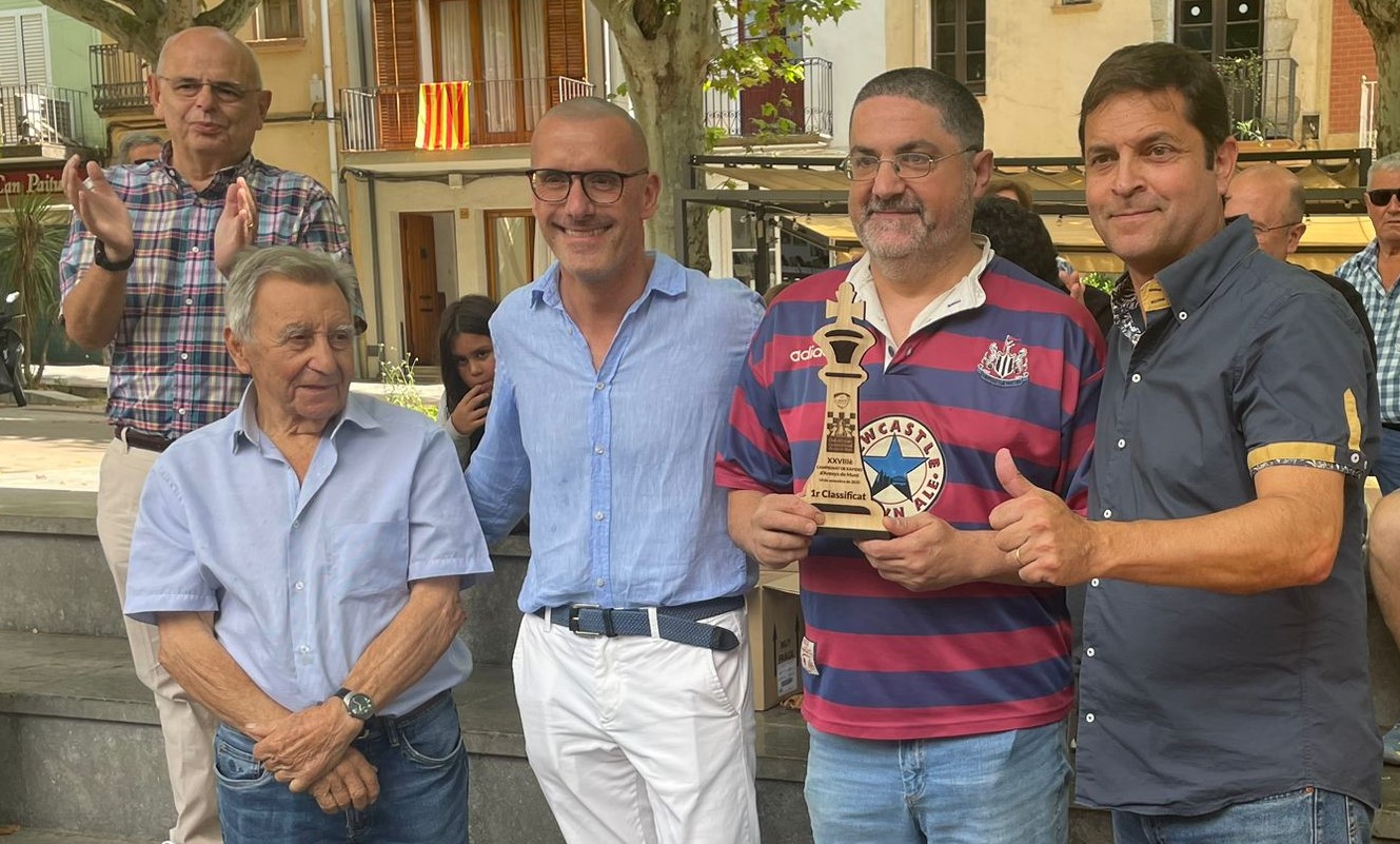 Un par de personas de pie El contenido generado por IA puede ser incorrecto.