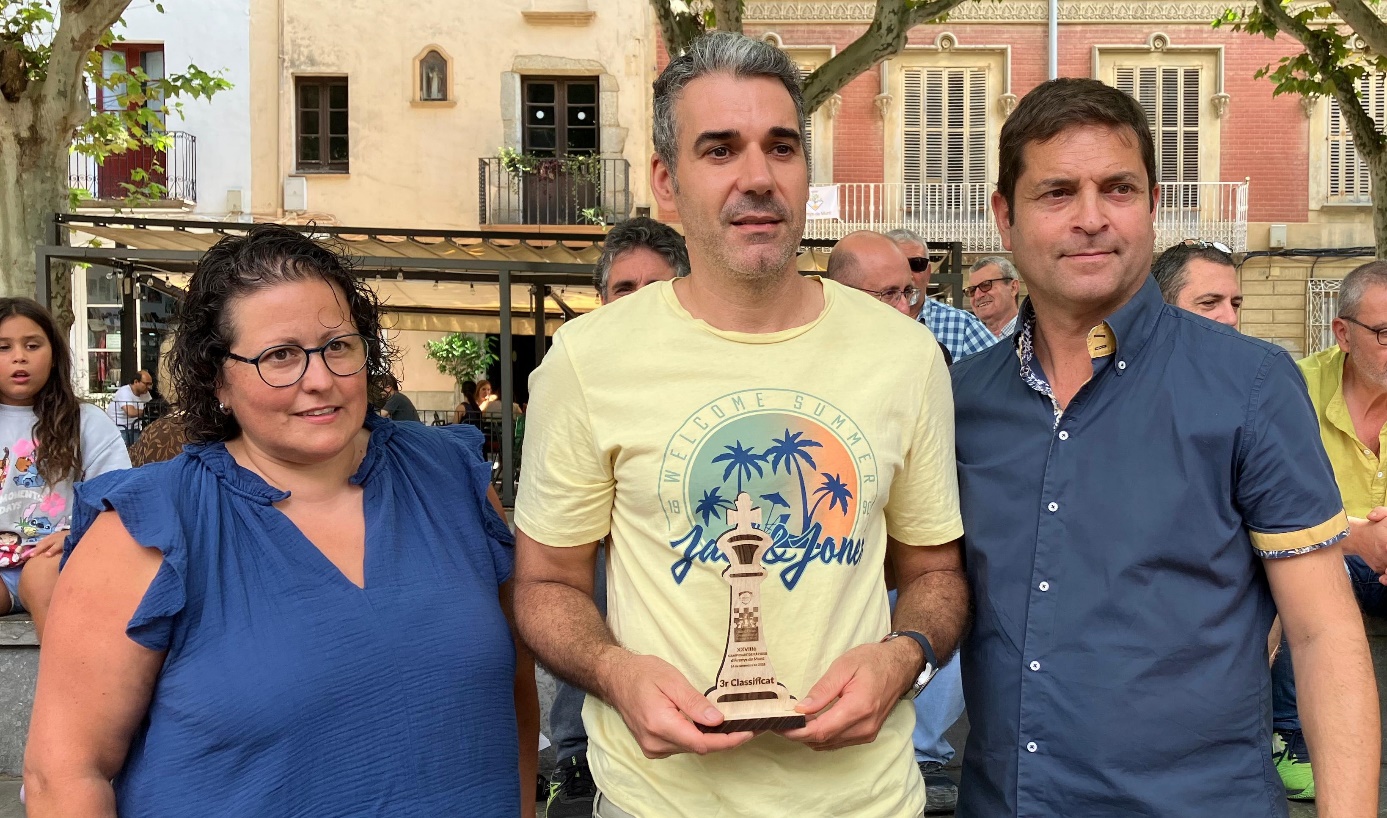 Un par de personas posando delante de un edificio El contenido generado por IA puede ser incorrecto.