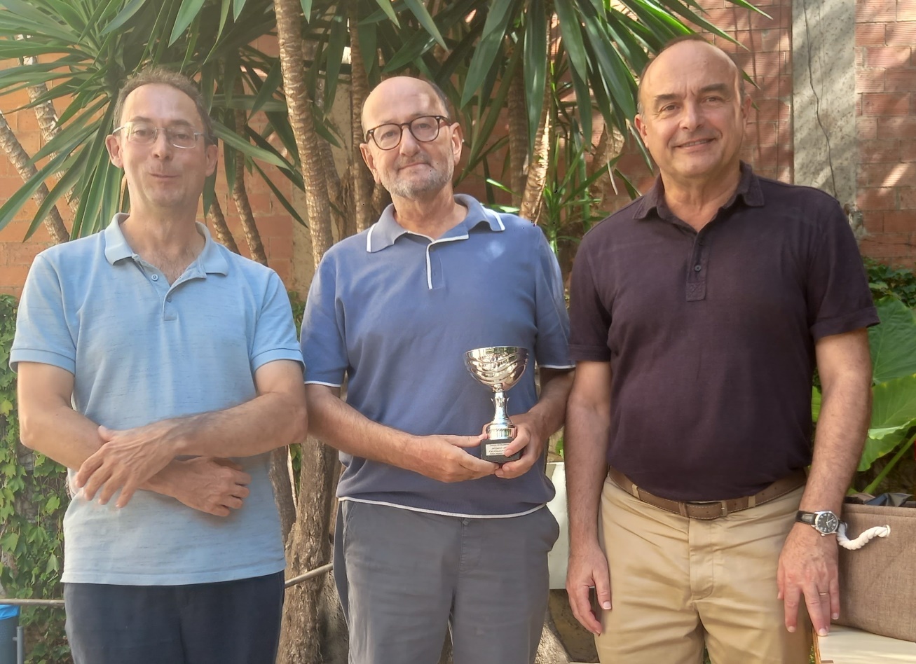 Un grupo de hombres posando para una foto

El contenido generado por IA puede ser incorrecto.