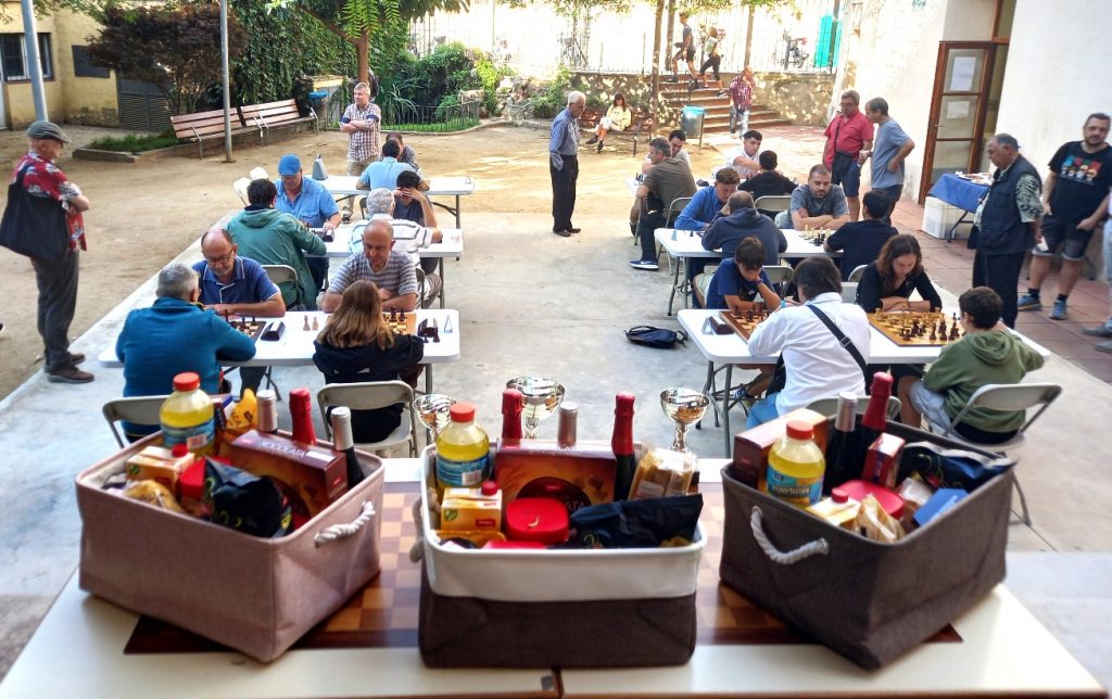 Un grupo de personas alrededor de una mesa con comida El contenido generado por IA puede ser incorrecto.